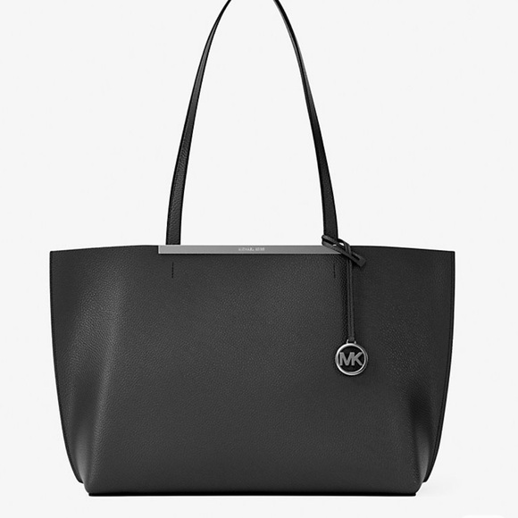 Michael Kors Handbags - MICHAEL KORS
Evelyn Large EW Top Zip Shoulder Tote Bag
Black
NWT
Live Style